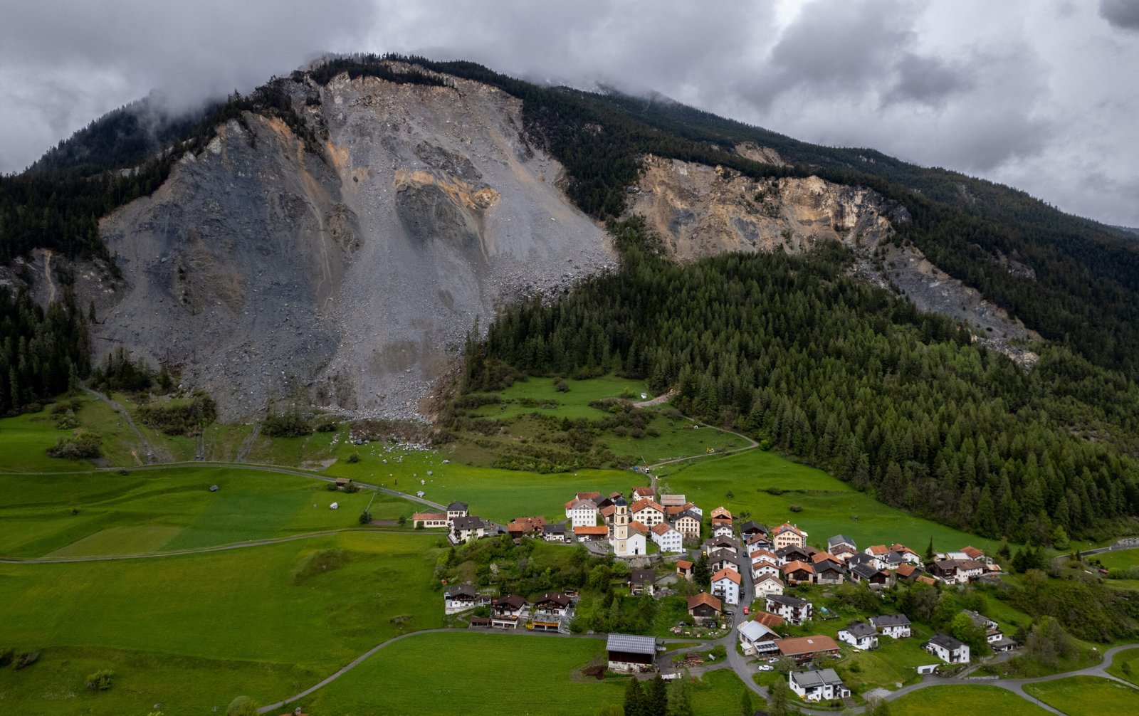 evacuaron un pueblo de los alpes suizos por temor a que quede sepultado con un derrumbe de montana scaled