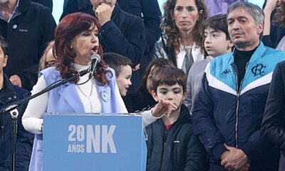 los nietos de cristina kirchner subieron al escenario en el acto en la plaza de mayo