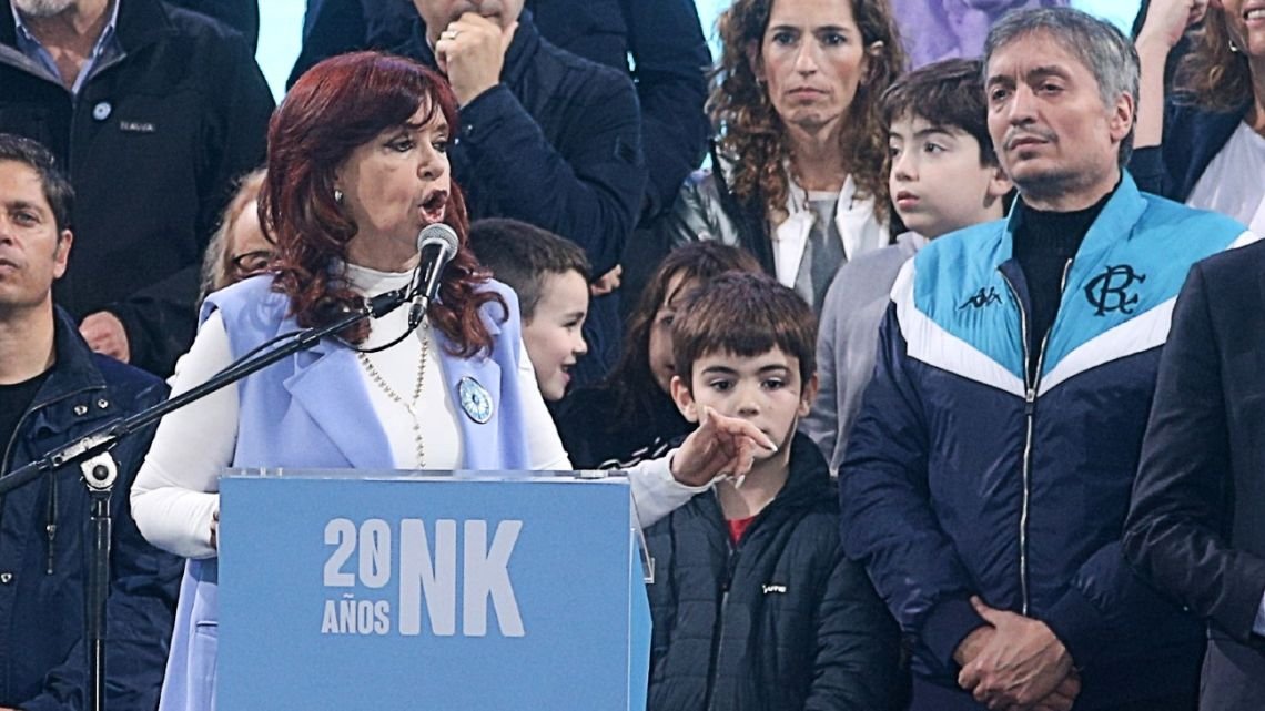 los nietos de cristina kirchner subieron al escenario en el acto en la plaza de mayo