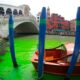 misterio en italia el agua del gran canal de venecia aparecio tenida de verde fluorescente