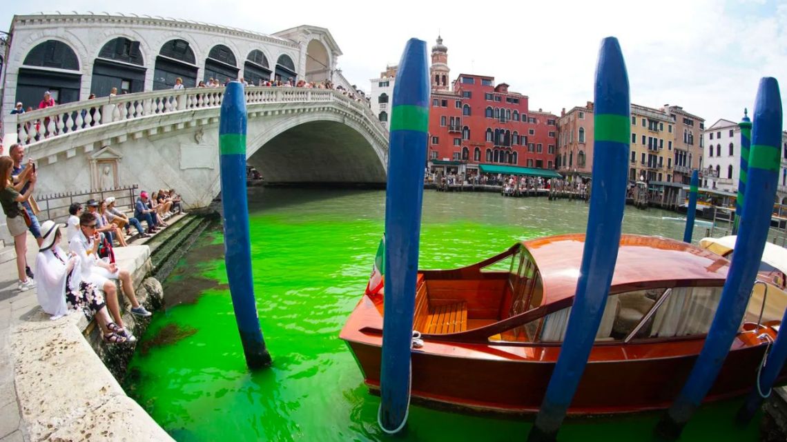 misterio en italia el agua del gran canal de venecia aparecio tenida de verde fluorescente