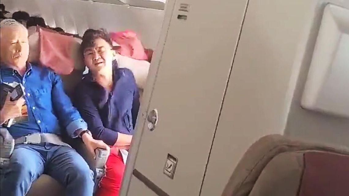 panico en el aire un pasajero abrio una puerta en pleno vuelo