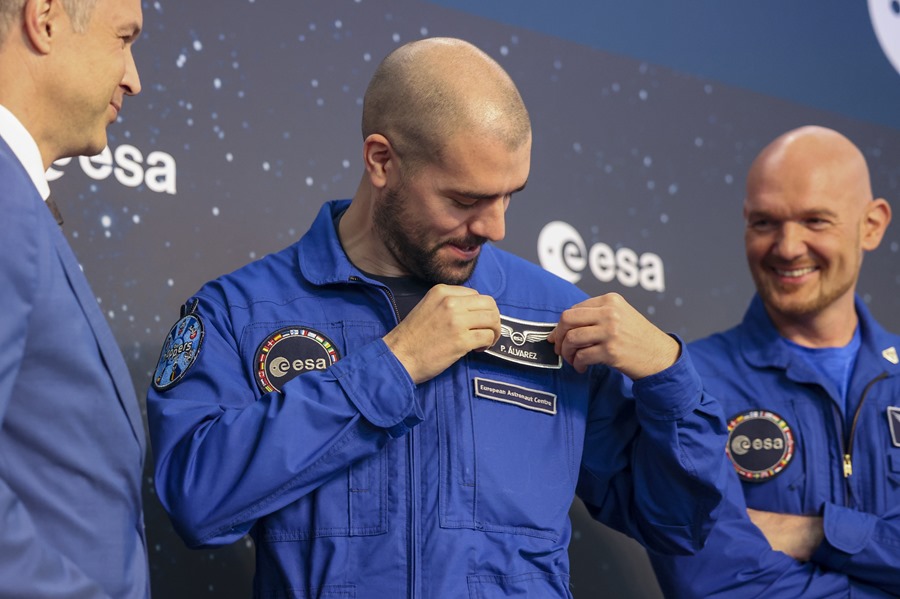 El espanol Pablo Alvarez se gradua como astronauta 04GH1A