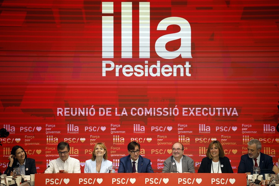 El socialista Illa y el independentista Puigdemont inician una compleja pugna para gobernar Cataluna wKroq8