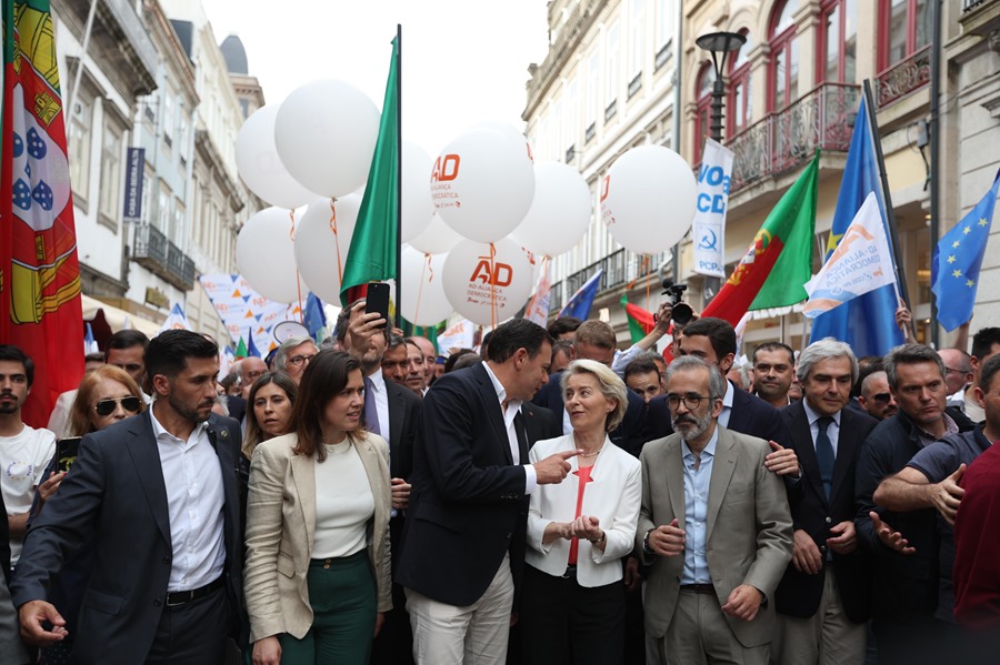 Bano de masas de Von der Leyen en Oporto en la recta final de su campana para la reeleccion