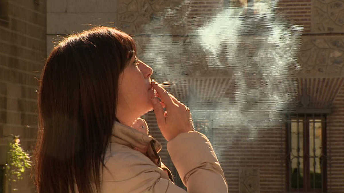 Mujer fumando un cigarro efe