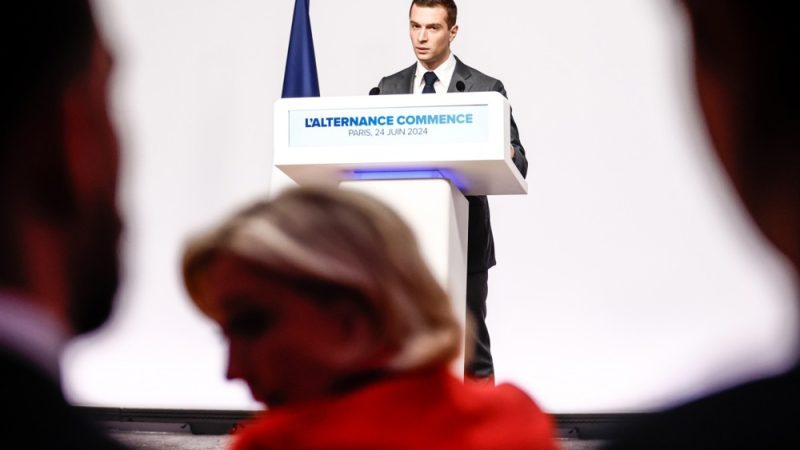 Repliegue de candidatos para intentar reforzar el dique contra Le Pen YU9LC4