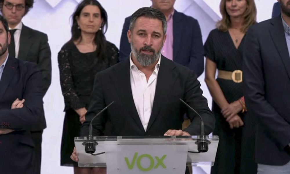 Vox abandona gobiernos regionales en Espana por acuerdo sobre menores migrantes yOFpD3