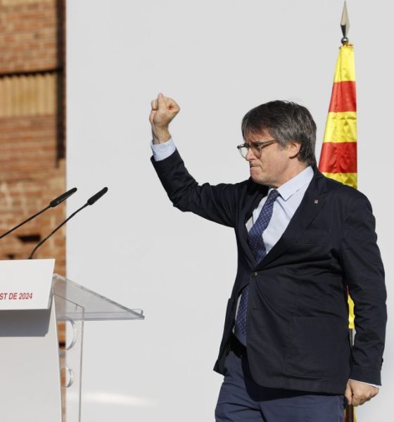 Un muro humano un sombrero y una silla de ruedas asi logro Puigdemont esfumarse en Barcelona 1024x683 uhfmEL