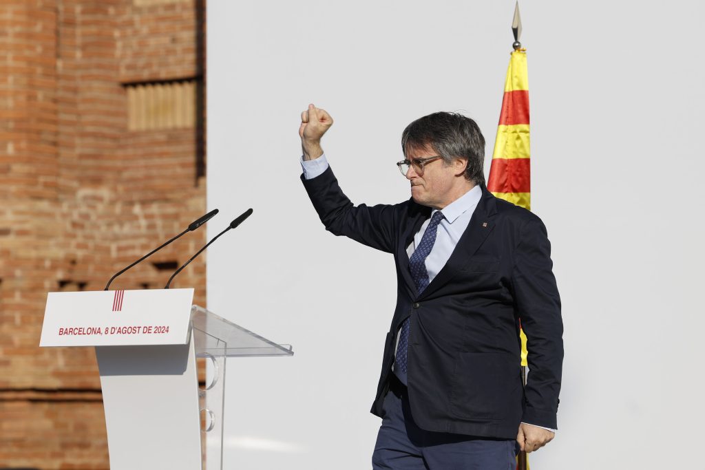 Un muro humano un sombrero y una silla de ruedas asi logro Puigdemont esfumarse en Barcelona 1024x683 uhfmEL