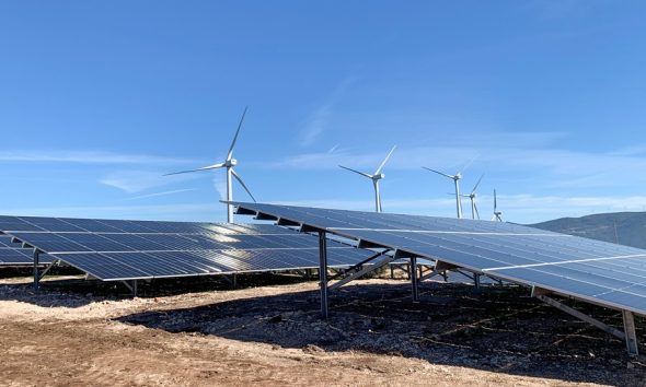 energia eolica y solar toman el relevo a los combustibles fosiles en la UE en el primer semestre de 2024 rXxhb1