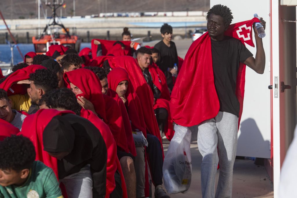 Un grupo de migrantes rescatados en aguas de Fuerteventura el 31 de agosto de 2024 1024x683 76VlUy