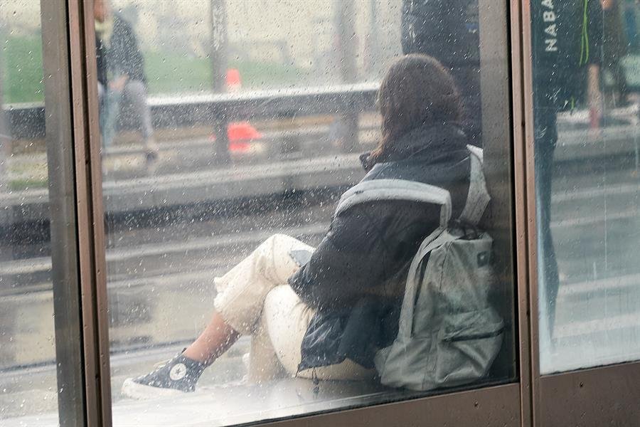 En la imagen una joven espera el tranvia en la capital alavesa. EFE L. Rico