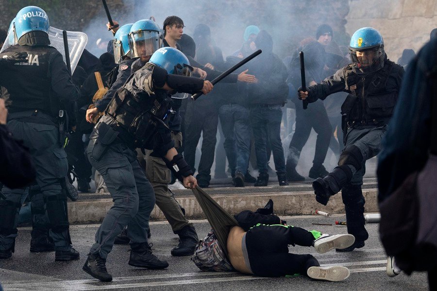 Italia protesta ante el Consejo de Europa por acusar de racismo a su policia 7B5yOG