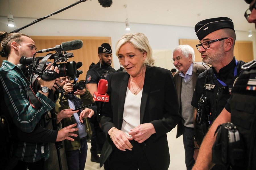 Le Pen admite un descuido sobre el cambio contractual de su asistente en la Eurocamara cOPS90