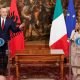 Llegan a Albania los primeros migrantes trasladados desde Italia bajo su polemico pacto migratorio CFHqw3