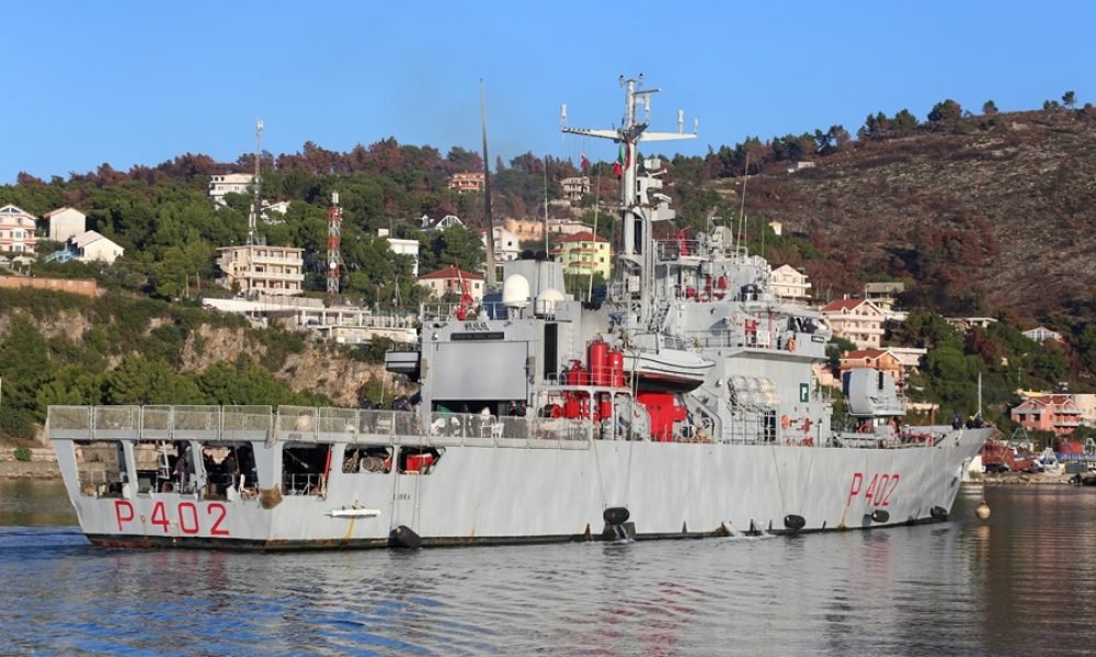 El buque italiano Libra a su llegada al puerto albanes de Shengjin kJieZt