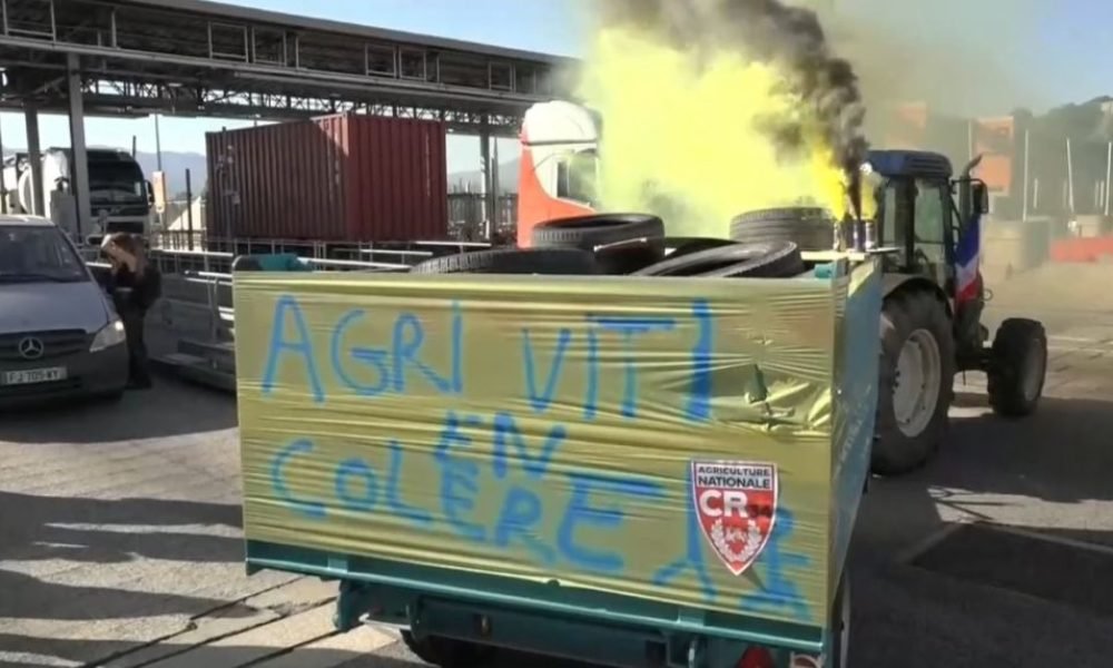 agricultores franceses bloquean la entrada de camiones por el paso fronterizo de La Junquera Espana 1024x573 cS3wxv